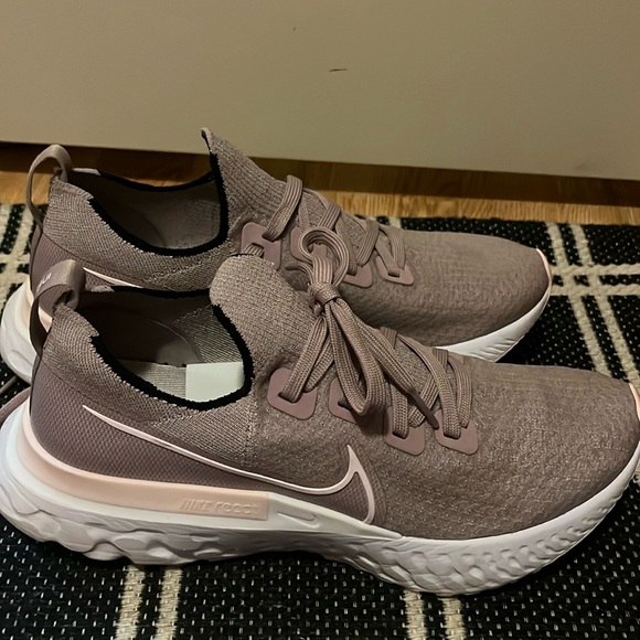 Nike Shoes - Nike Infinity React size 10 like new